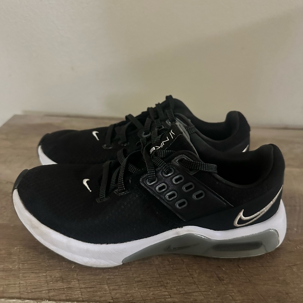 Nike Air Max Women's 6.5 Black and White Sneakers